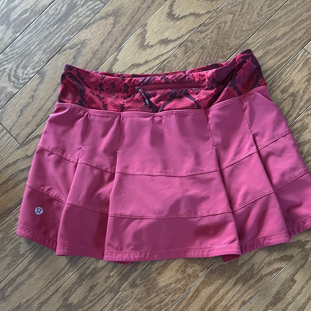 lululemon athletica Pacesetter skirt Skirt brick red with snake print size 4